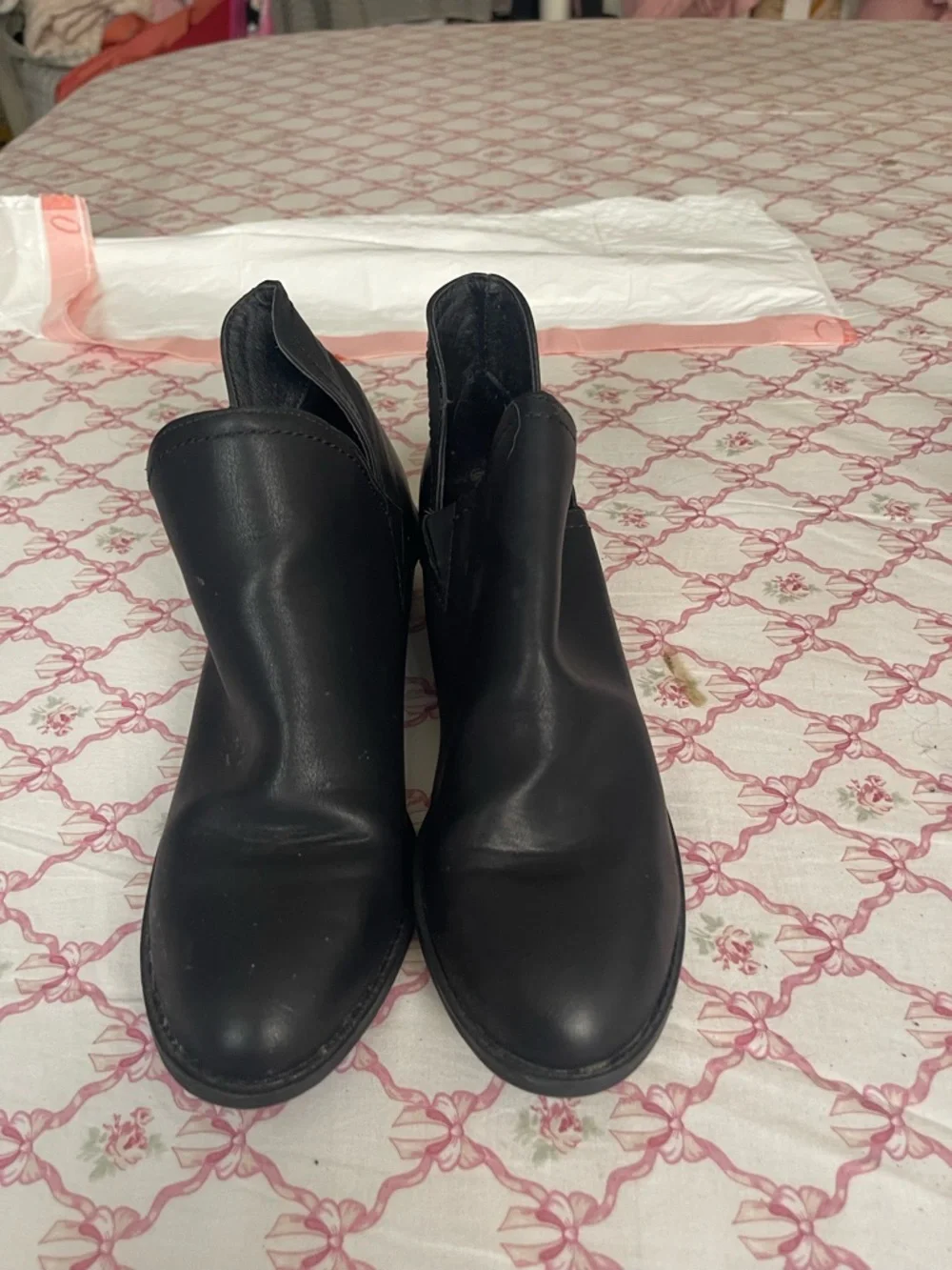 Universal Thread Black Slip-On Chelsea Ankle Boots